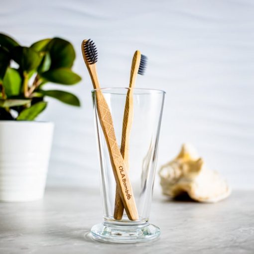 Brosse à dents pour adulte au charbon soies souples