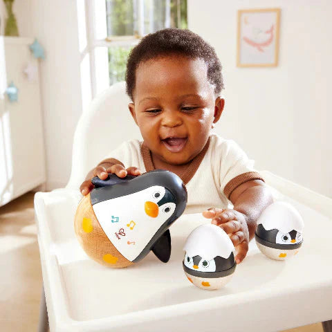 Famille de pingouins qui se balancent